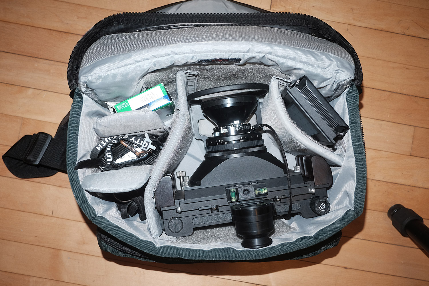 Dayi 617 in Lowepro Nova 5 bag.