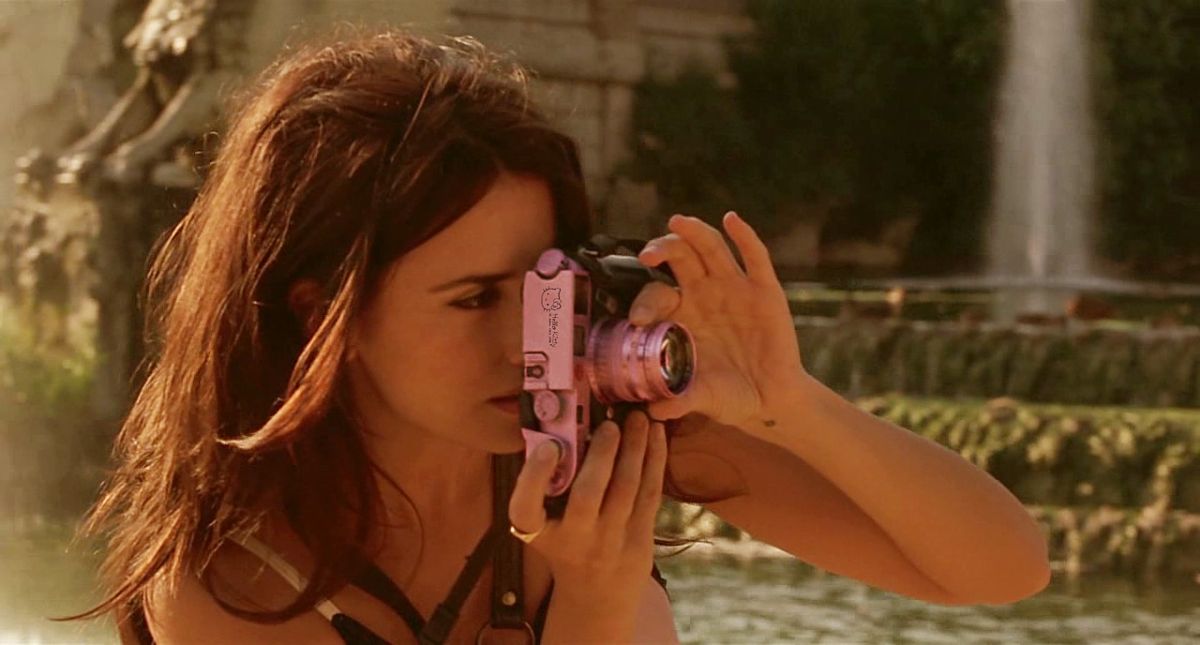 Pen&amp;amp;#233;lope Cruz With Hello Kitty Leica